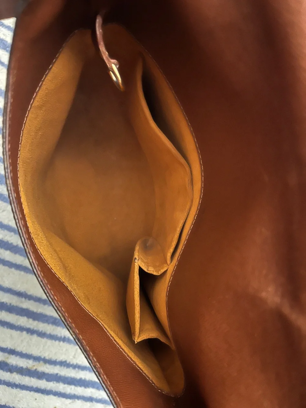 [AUTHENTICATED] Louis Vuitton Monogram Crossbody Bag Gold HW
